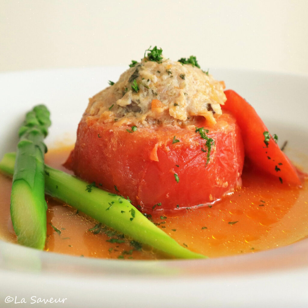 トマトファルシ　トマトの詰め物の蒸し煮