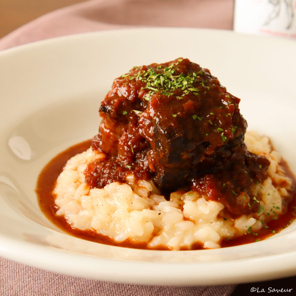 じっくり煮込んだ牛肉の赤ワイン煮　リゾット添え