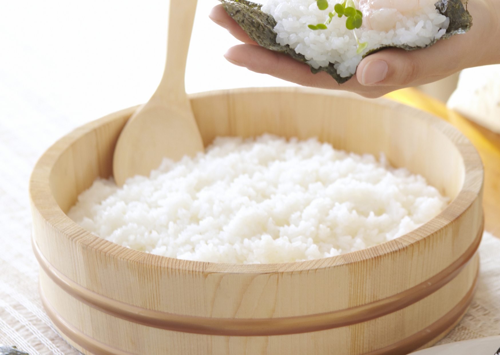 すし飯にお塩を加えて酸味を和らげる