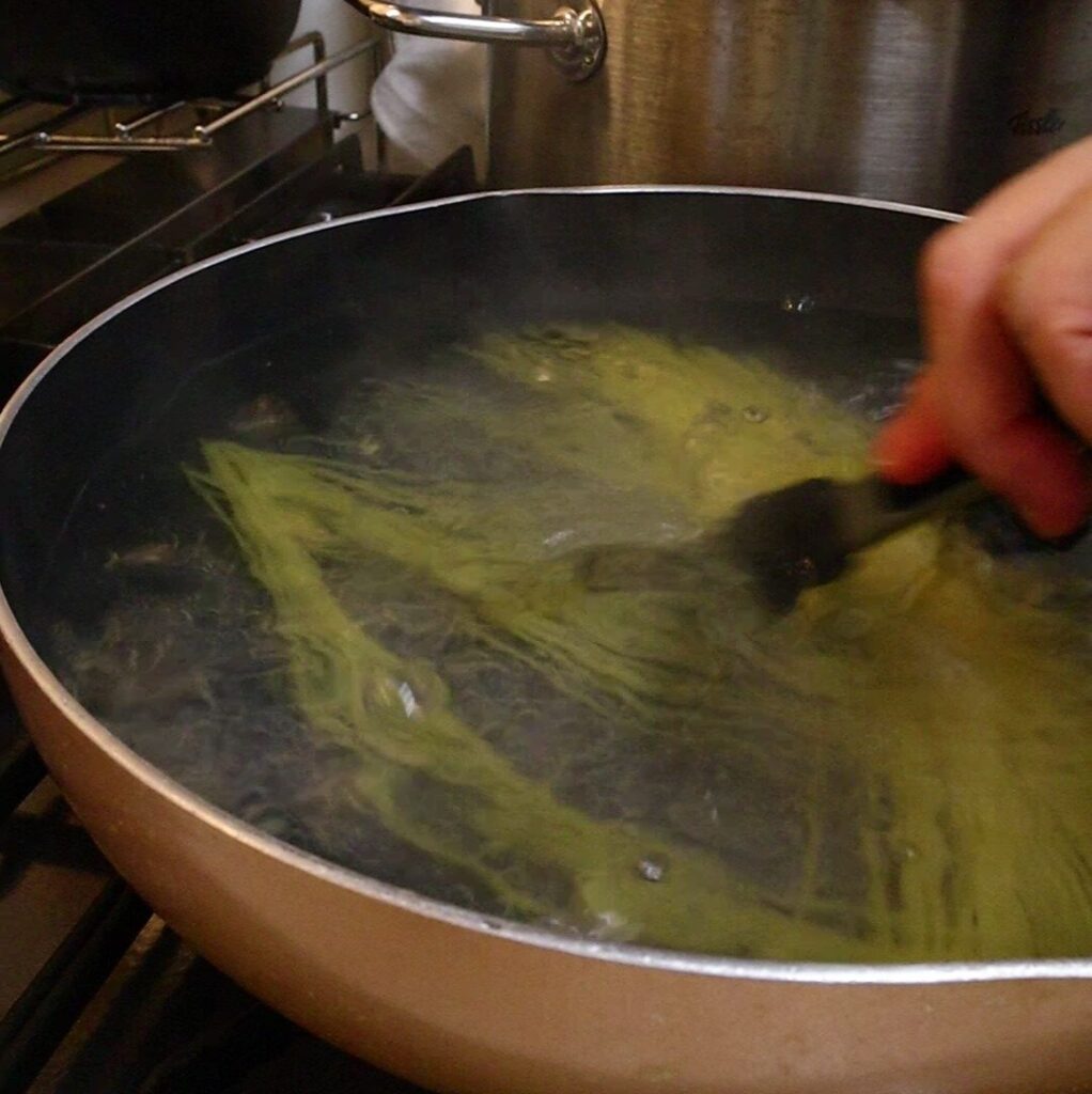 沸騰したお湯でパスタを茹でているところ
